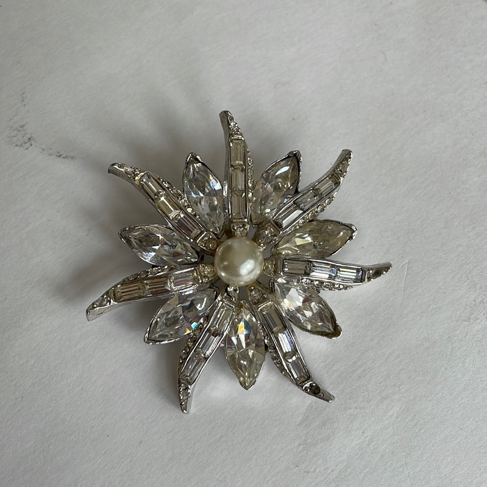 Vintage brooch Silver Tone Starburst Sun Rhinestone Statement